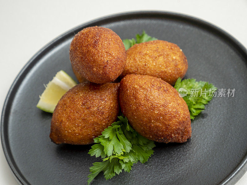 Kibbeh，填充肉丸，Kibbeh美味的中东食物，icli kofte